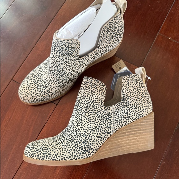 NWT and Box Toms Kallie Wedge Bootie - Picture 10 of 12